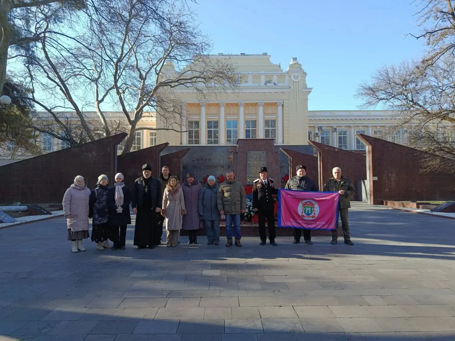 Казаки, молодежь и прихожане трудобеликовского храма объезжают места героических сражений