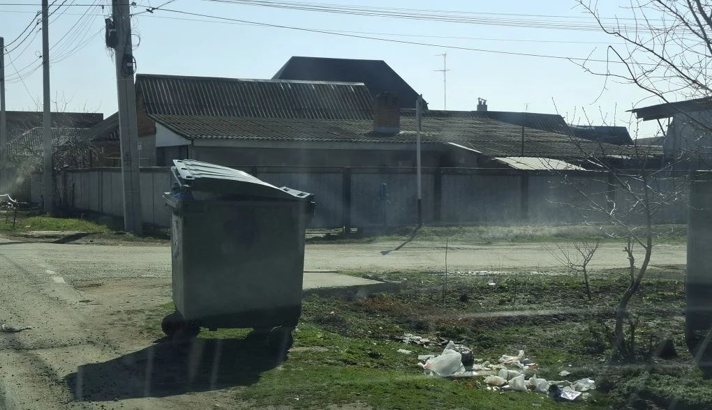 В Полтавской мусорный контейнер стоит в 20 сантиметрах от дороги из-за самоуправства жителя