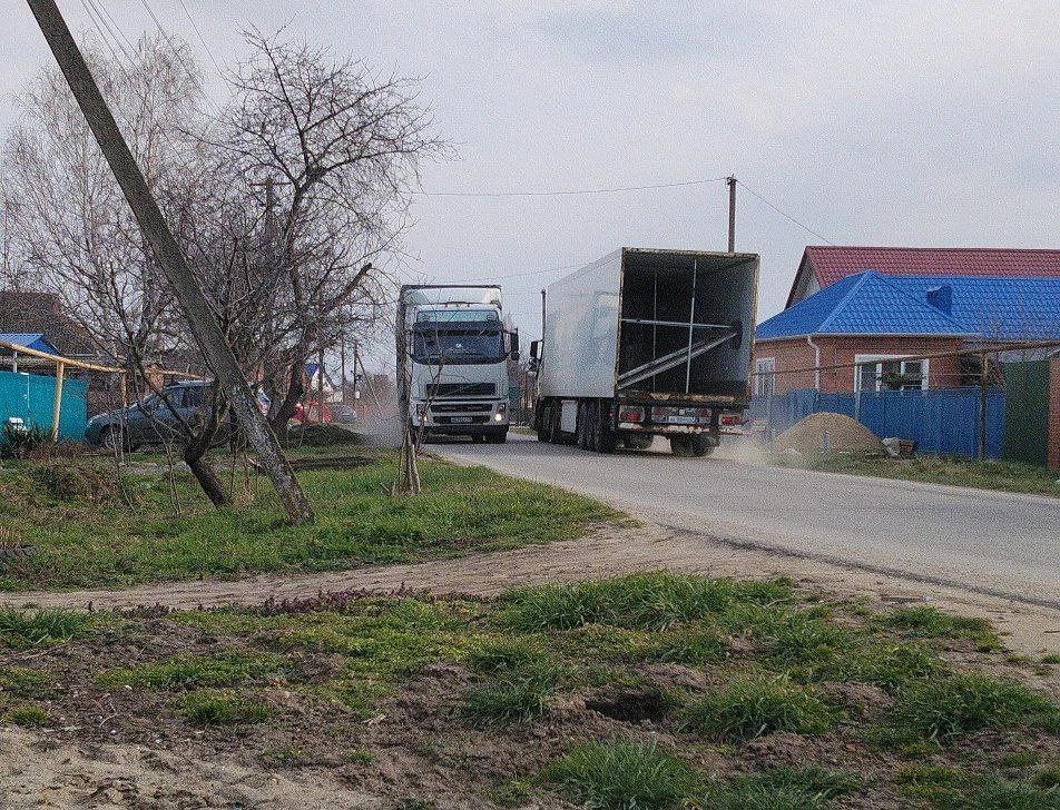 Жители Телегина ждут тротуар вдоль опасной дороги