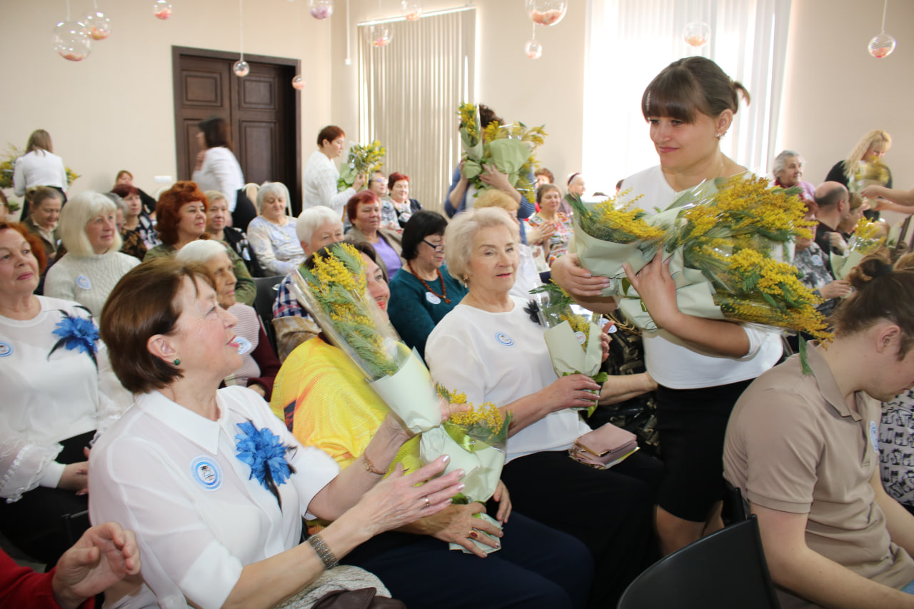 В Полтавском культурном центре поздравили слушателей местного Университета третьего возраста с двухлетием