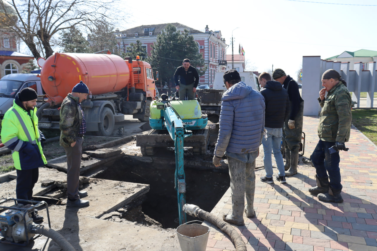 Накануне профессионального праздника труженикам Красноармейского МП «ЖКХ» пришлось ликвидировать аварию
