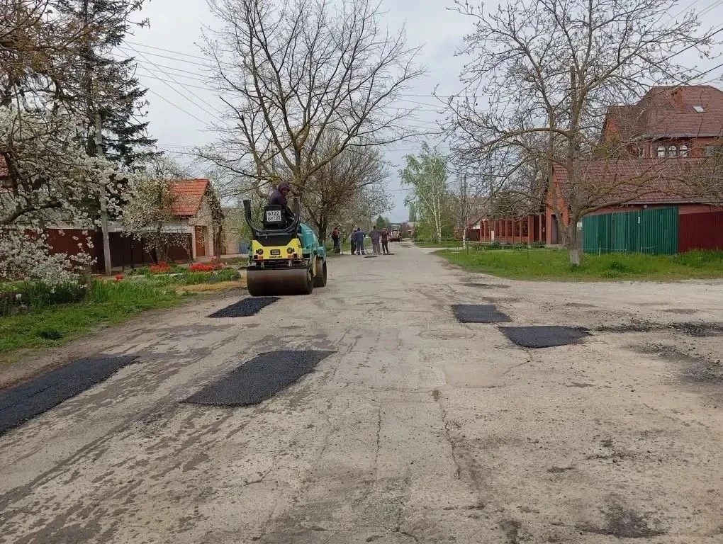 В станице Полтавской делают ямочный ремонт дорог
