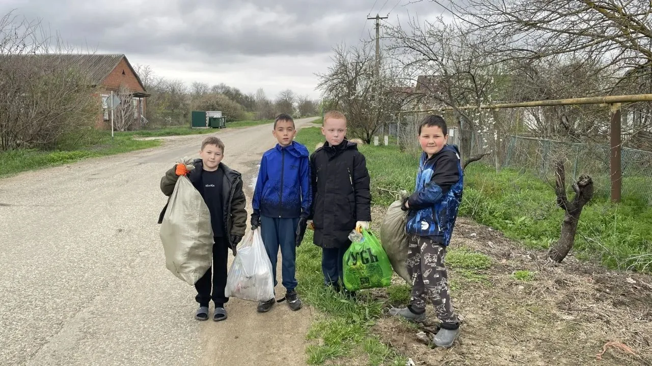 В хуторе Колос школьники вместе с жительницей вышли на субботник