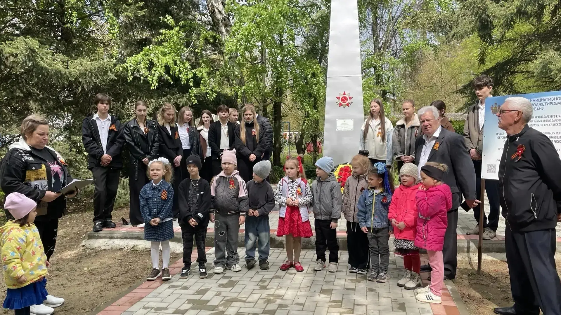 В Октябрьском сельском поселении автопробегом почтили память защитников Отечества