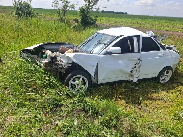 В Красноармейском районе «Приора» вылетела с дороги и перевернулась
