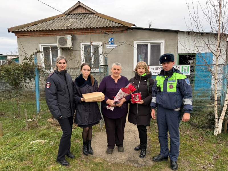 В Красноармейском районе полицейские приняли участие в акции «8 Марта – В каждый Дом»